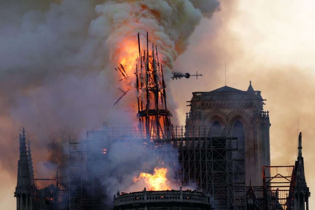 Lángol a Notre Dame