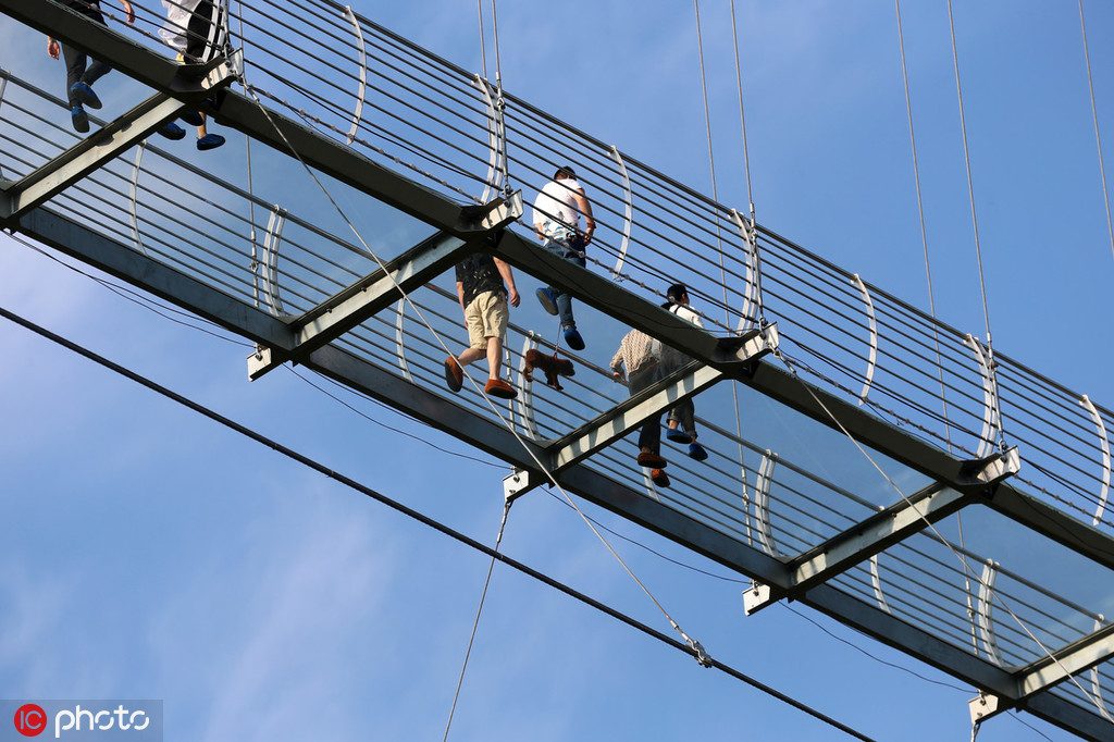 A leghosszabb üvegpadlós híd