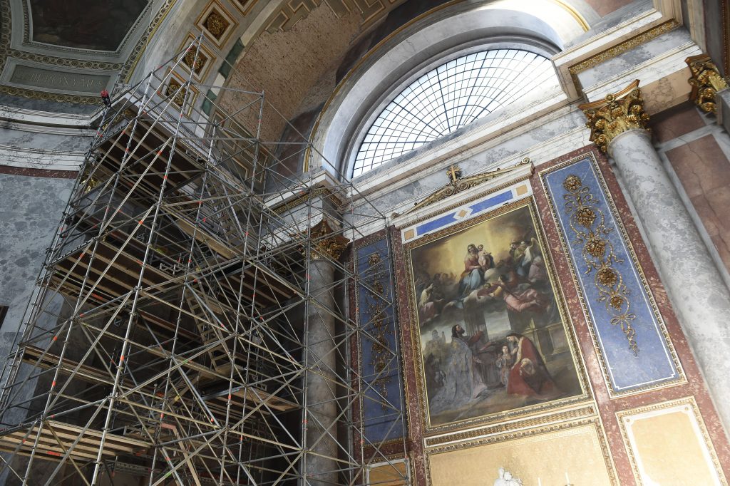  Állványzat a felújítás alatt álló esztergomi bazilikában
