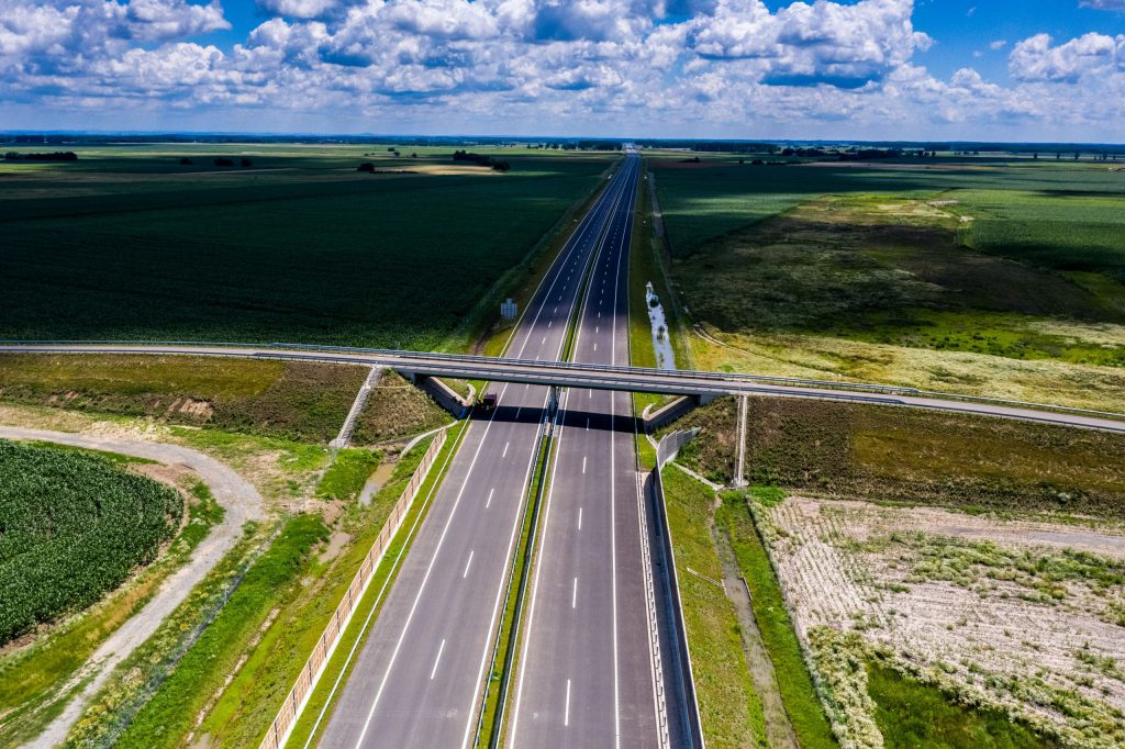 z M4-es autópálya országhatárig történő folytatásával létrejött a gyorsforgalmi útkapcsolat Felvidék és Észak-Erdély között