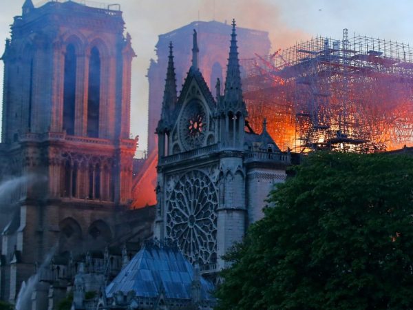 Lángoló Notre Dame
