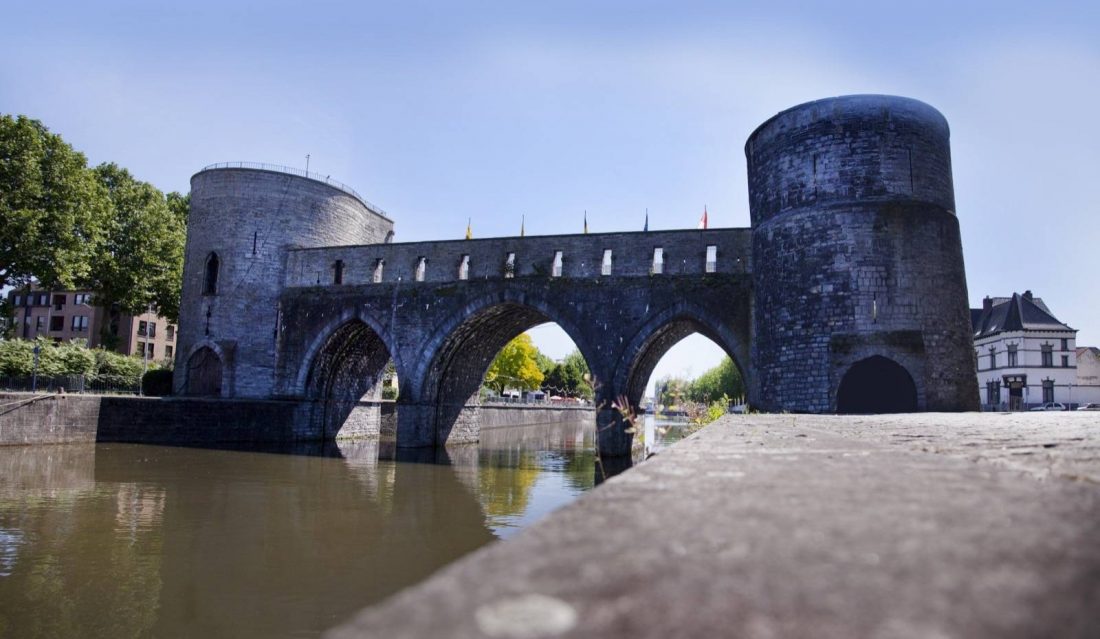 Átépítik Tournai középkori gótikus hídját