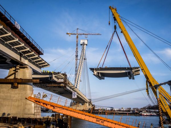 Összeért az új komáromi Duna-híd