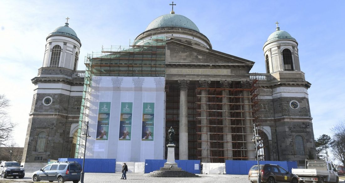 Megkezdték az esztergomi bazilika homlokzatának felújítását