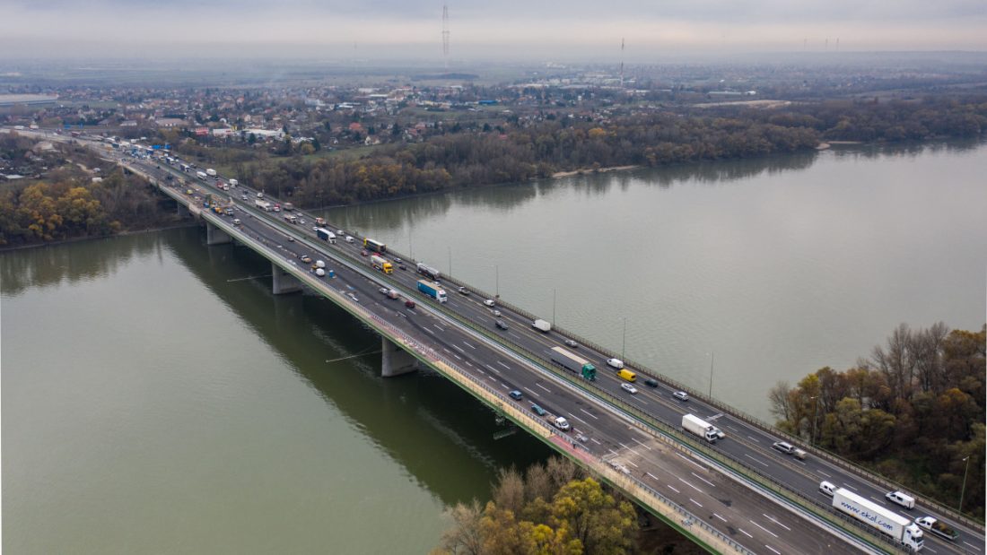 Várhatóan szeptemberben 2x3 sávon haladhat a forgalom a hárosi Duna-hídon