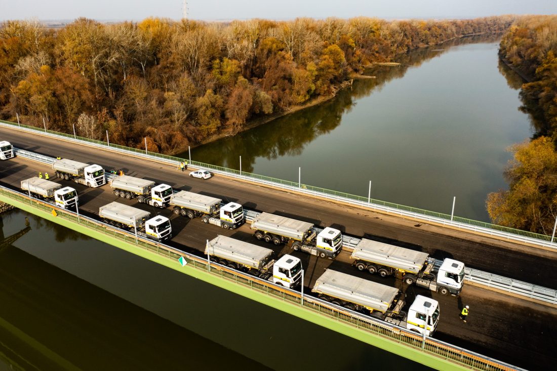 Sikeres próbaterhelés az M4-es új Tisza-hídjánál