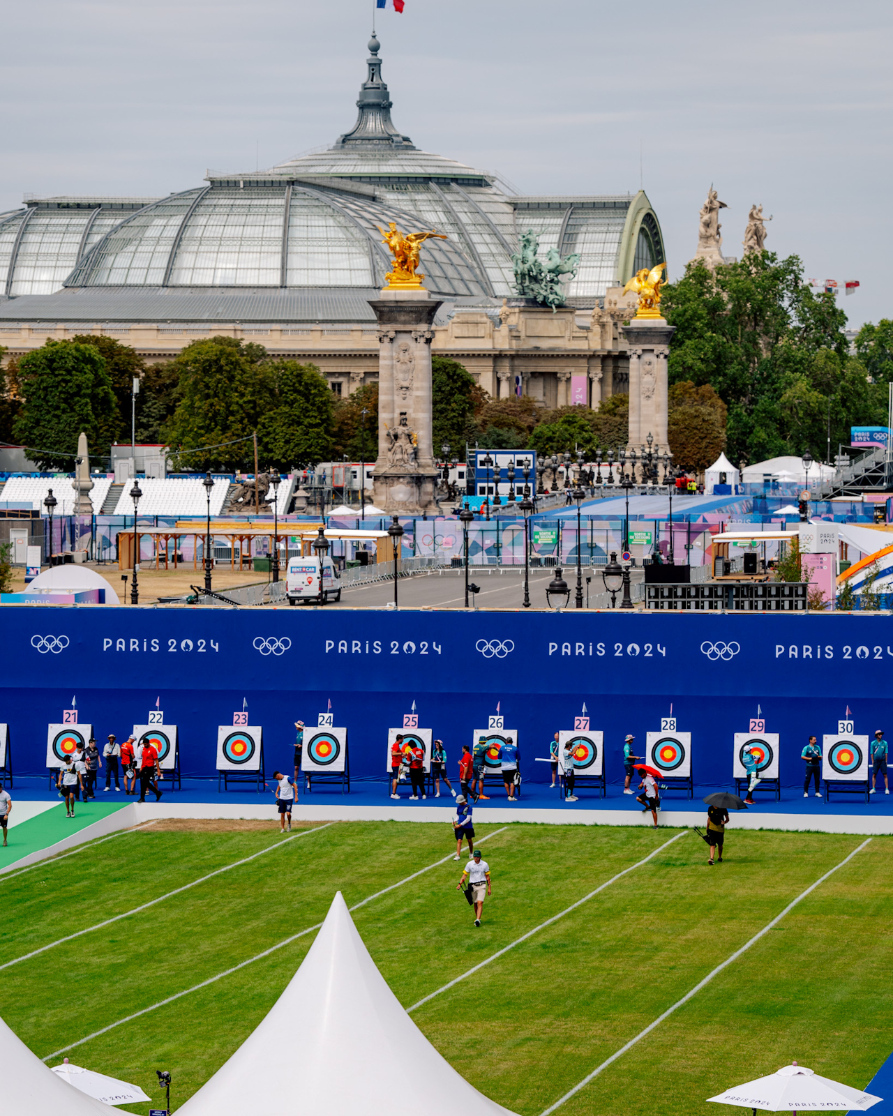 Íjászat, háttérben a Grand Palais