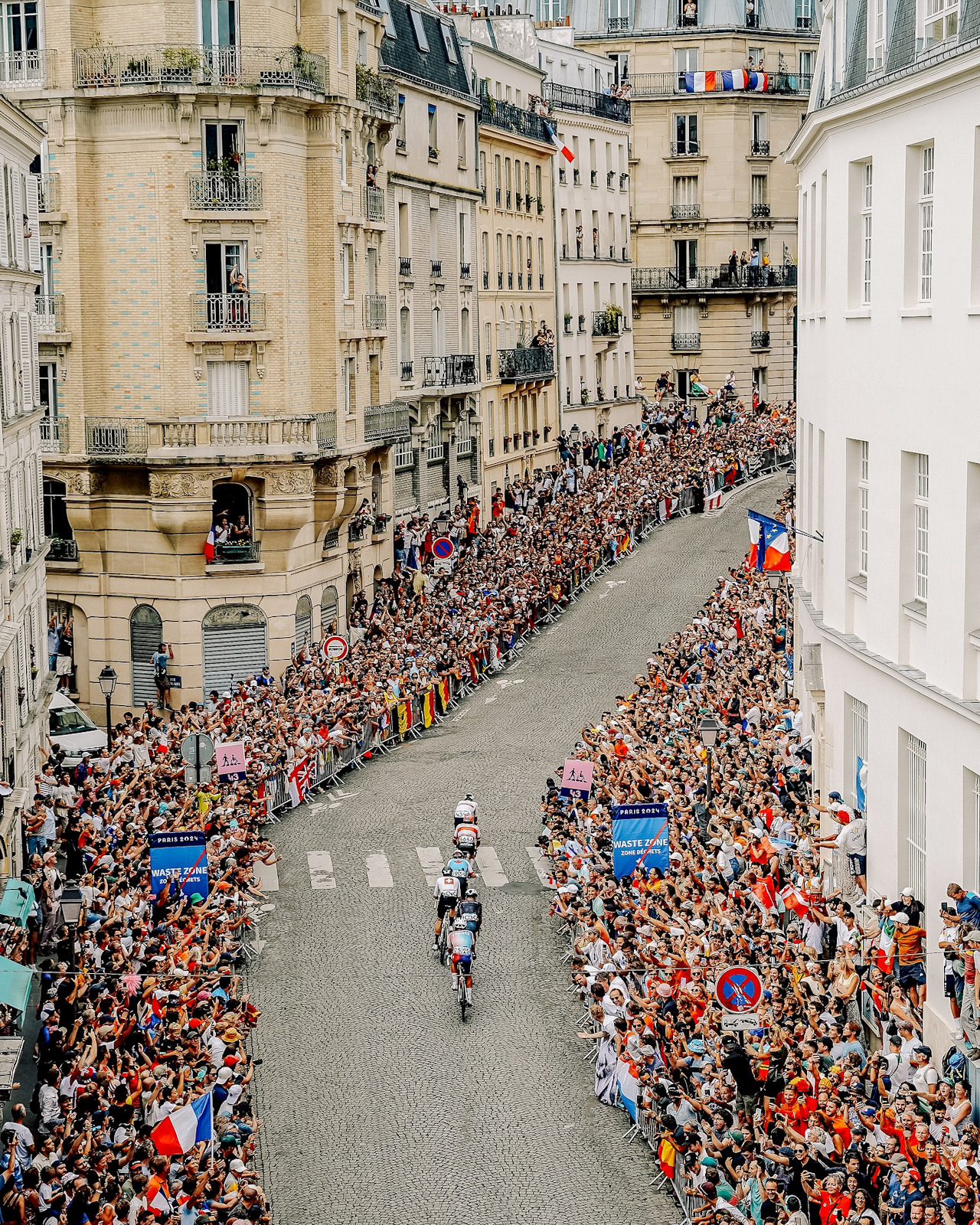 Karneváli hangulat a Montmartre-ot is érintő kerékpárversenyen