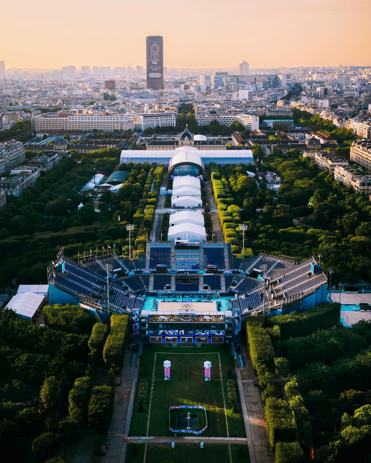 Az Eiffel-torony stadion, háttérben a cselgáncs- és birkózószámoknak helyt adó Champ de Mars Arena